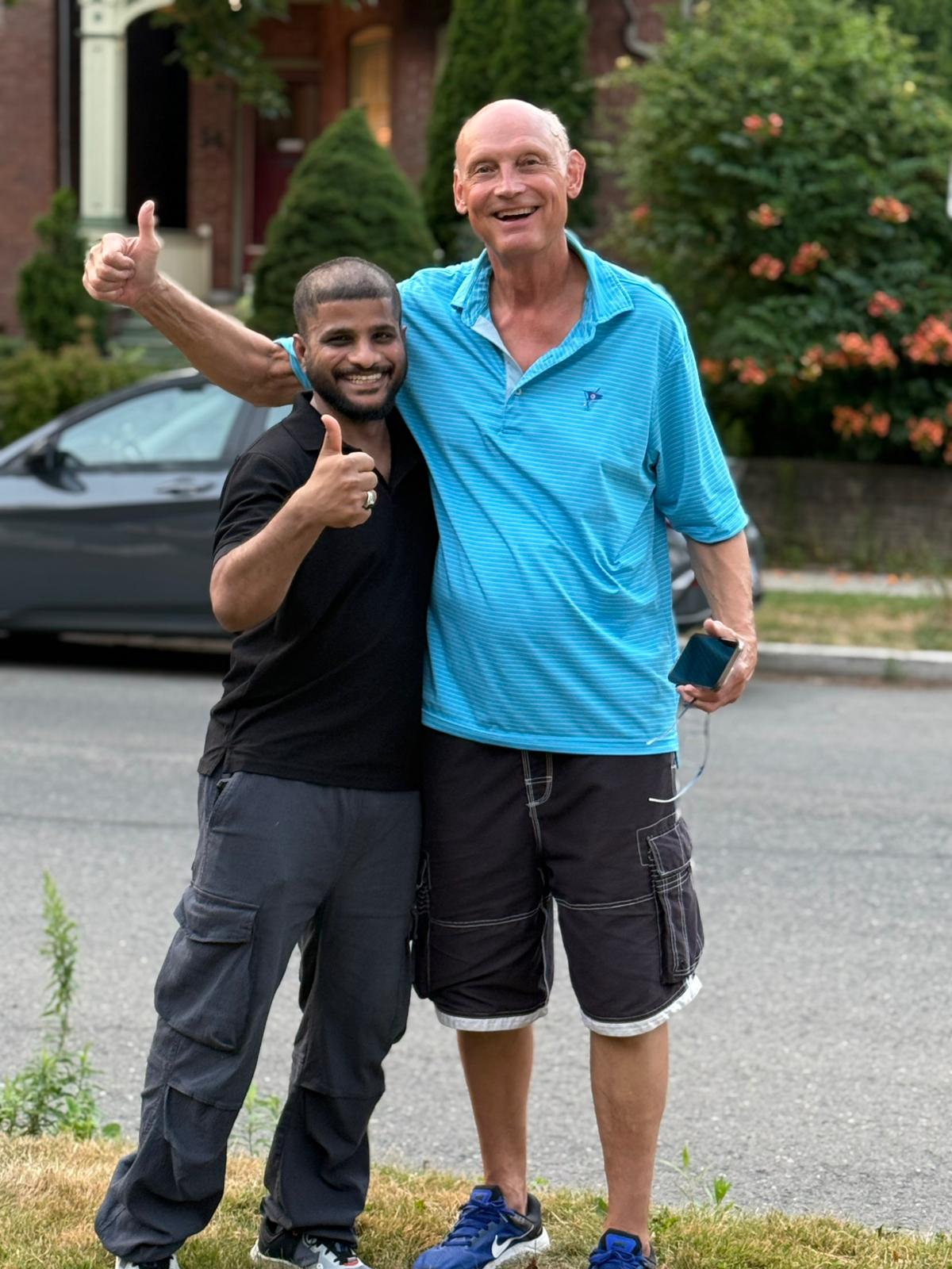 Acemovers crew member and customer giving a thumbs up after moving day